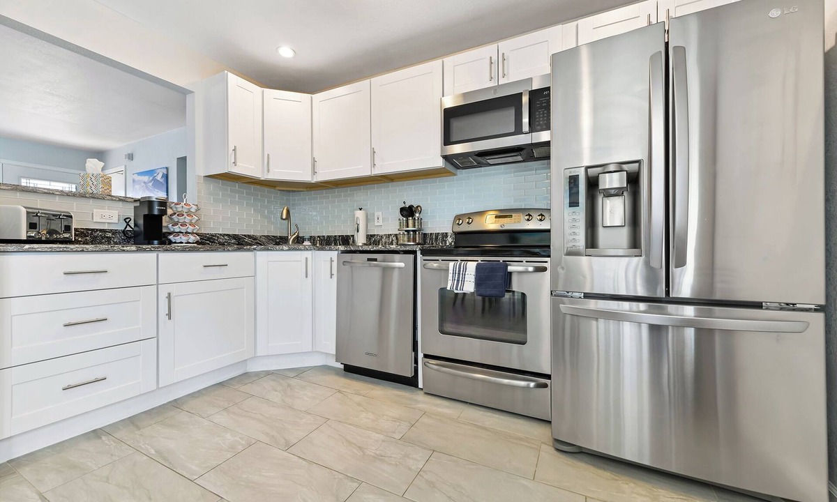 Cheyenne Meadows House | ᨒStylish 4BR/Movie Lounge/10 min to Ft Carsonᨒ