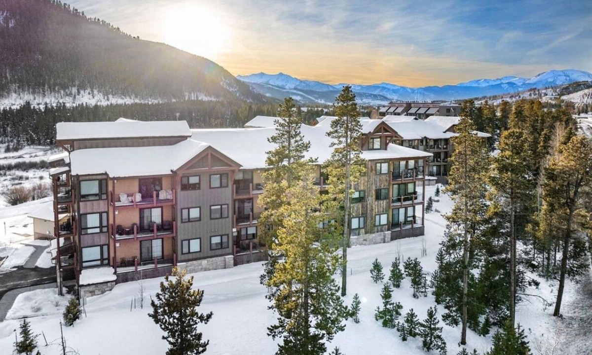 Lakeside Village Apartment | 1-bedroom Luxury Ski Retreat in the Heart of Keystone with free electric charger