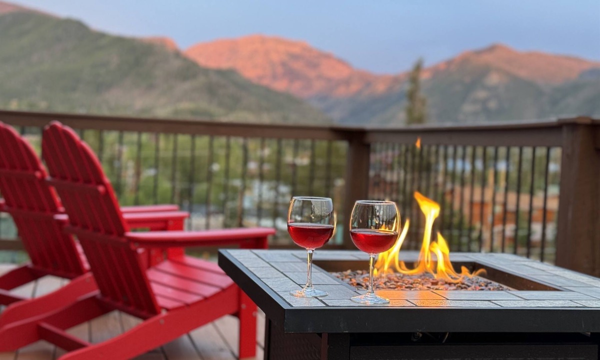 Grand Lake Cabin | 1 Block to Downtown 5BR Sleeps16 Sauna Theater/Game Room View Steps to Grand Ave