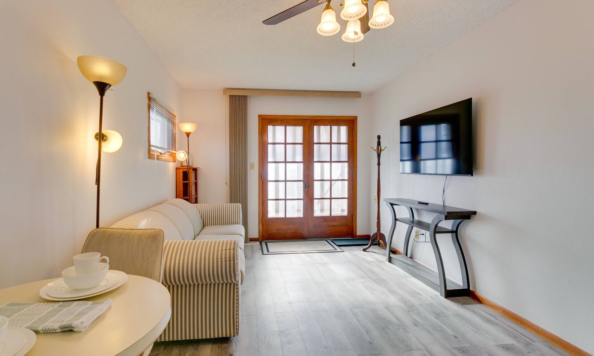 Aurora Apartment | 1 Mi to Metro Station: Cozy Aurora Horse Farm Apt!