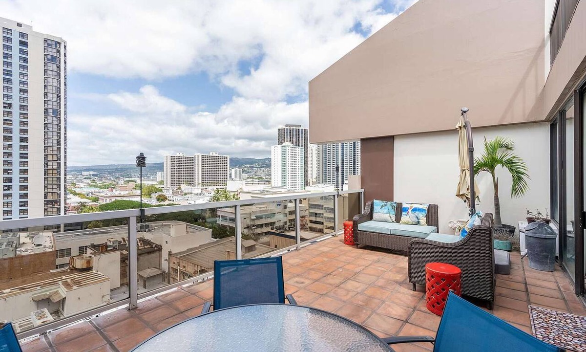 Downtown Honolulu Condo | 11th Fl Executive Centre | Parking | Pool | Patio