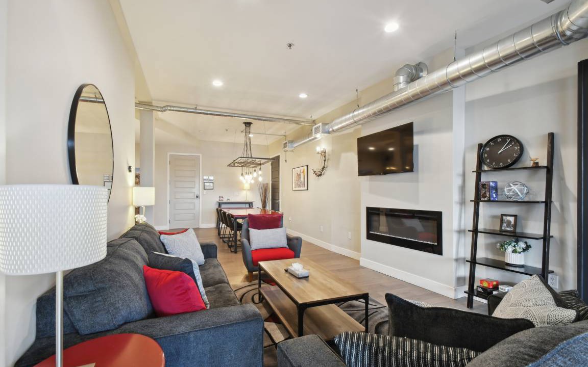 River North Art District Condo | 135 m² Condo ∙ 2 bedrooms ∙ 8 guests