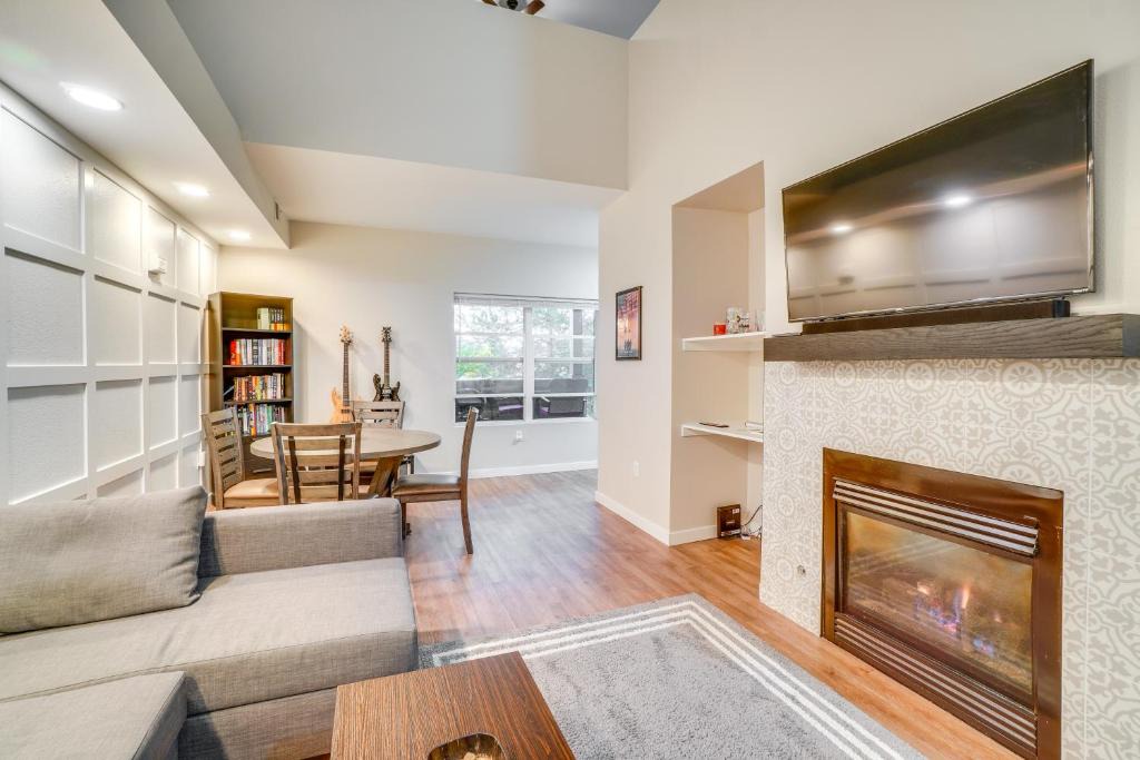 Aurora House | 16 Mi to DIA Townhome with Fireplace in Aurora