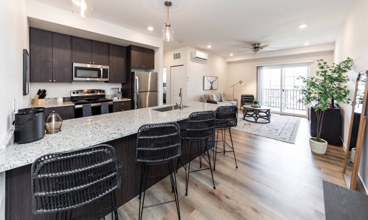 Mountain Shadows Apartment | 2 BD Cozy Luxury with MT. & Downtown Views minutes from Garden of the God