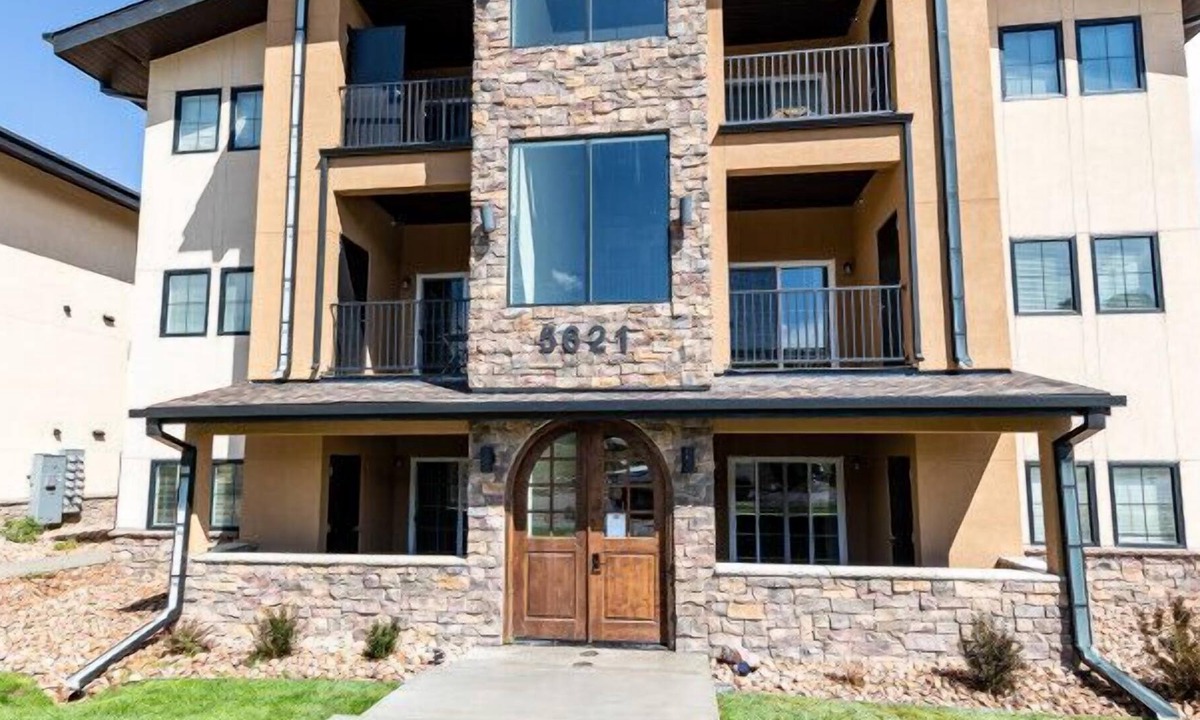 Mountain Shadows Apartment | 2 Bedroom Luxury Apartment #304 near Garden of the Gods
