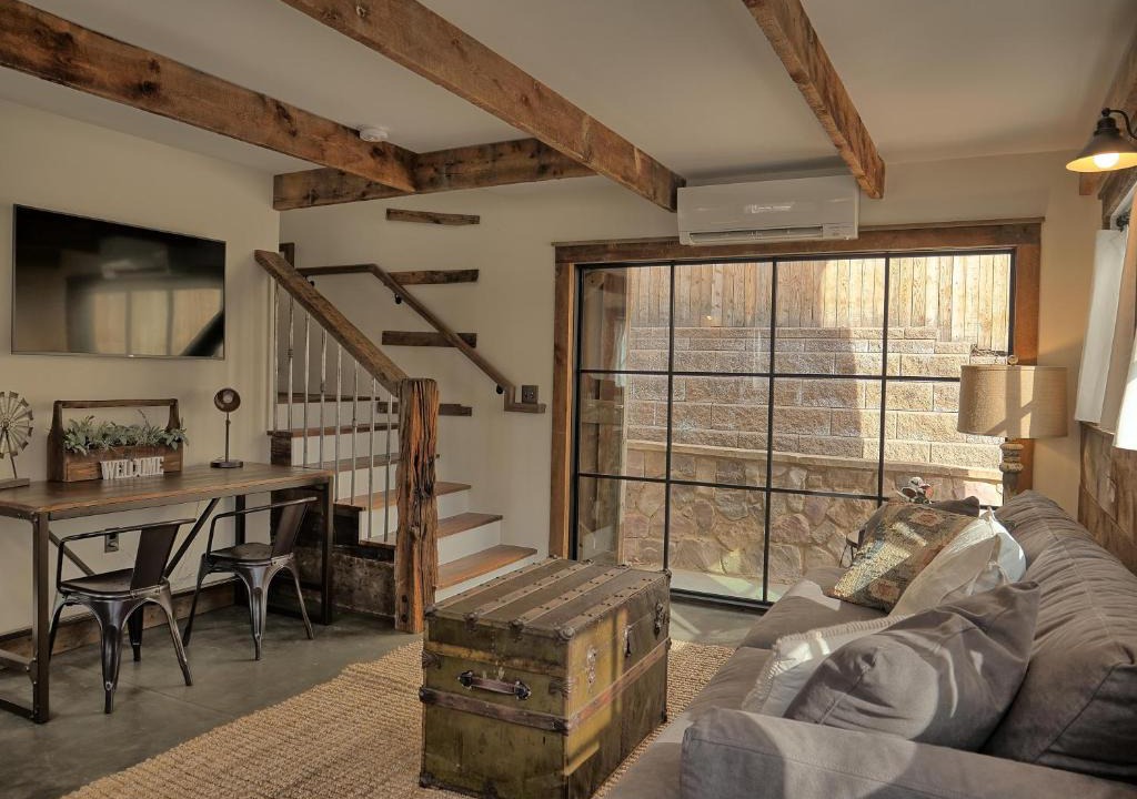 Castle Rock House | 208 Cantril Street