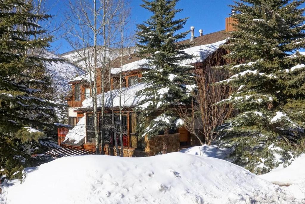 Highland Meadows House | 2095 Vermont Rd W Five Bedroom Home