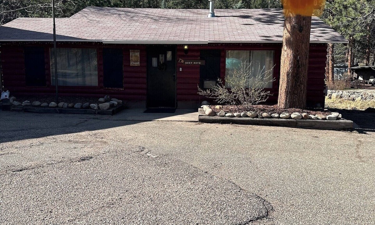 Drake Cabin | 2bed 1bath unit with deck and hot tub, on the river 5 min to Estes park