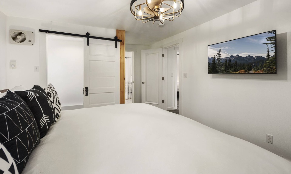 Enumclaw Condo | 2nd floor in Duplex 2BR close to Mt. Rainier