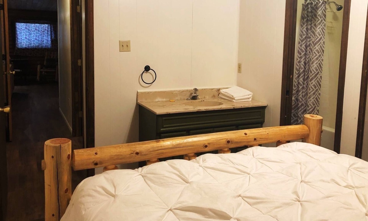 Weston Cabin | 3 Bedroom Snowshoe Log Cabin