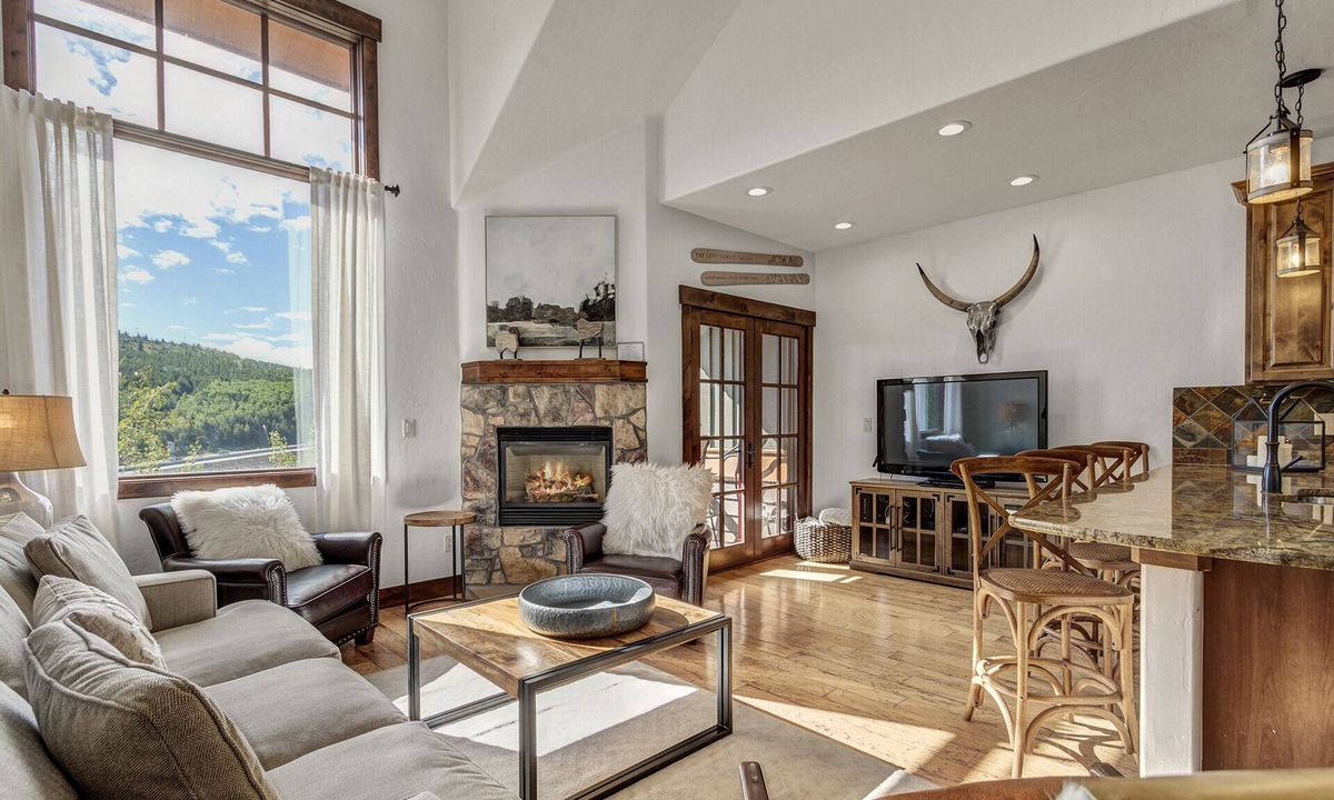 Wildernest House | 3 Bedroom Townhome with Private Hot Tub!