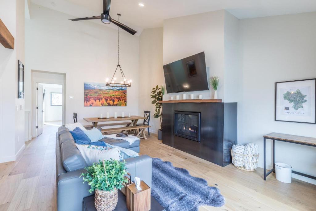 Ridgway House | 396 N Lena Street