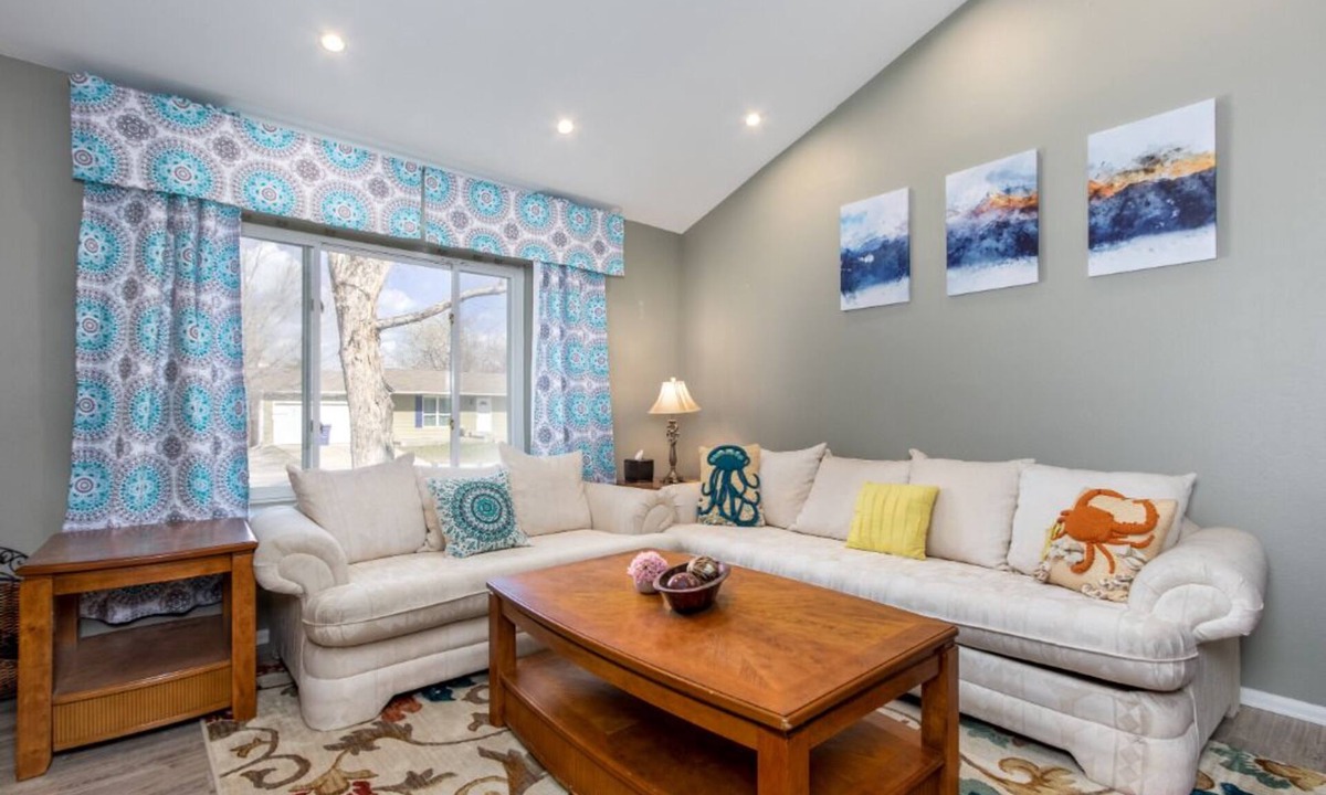 Ken Caryl House | 3BD2BA Littleton Bi-Level Home Near Everything!