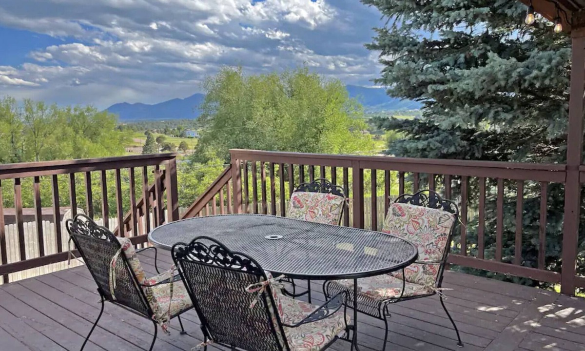 Monument House | 3BR Mountain Views! Family/Pet Friendly + Pool Table - 15 min to AFA