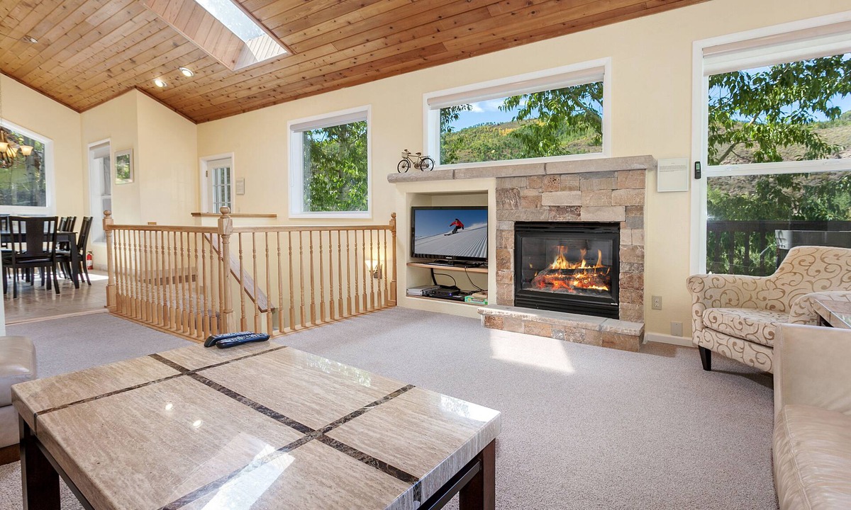 Intermountain House | 4 Bedroom + Bonus Room, Single Family Home, Huge Deck, Hot Tub, on the Bus Route