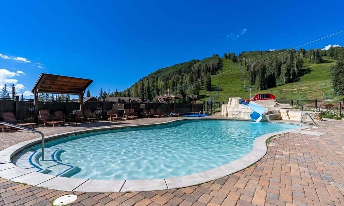 Columbine Lake House | 4 Master Suites, Ski Shuttle, 2 Minutes to Skiing!
