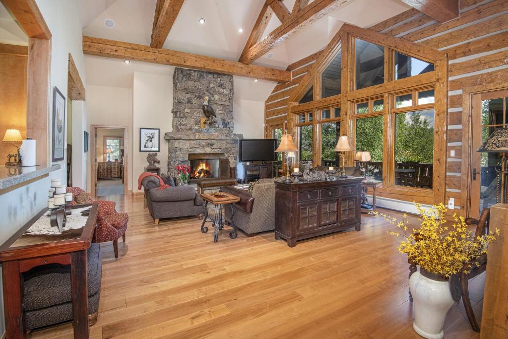 Avon House | 40 Goshawk home