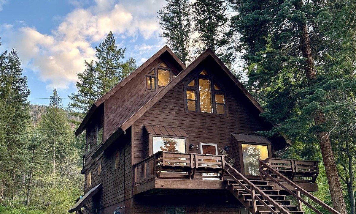 Ridgway Cabin | 4B/2.5BA Cabin in Ouray- 5 mins to pool!