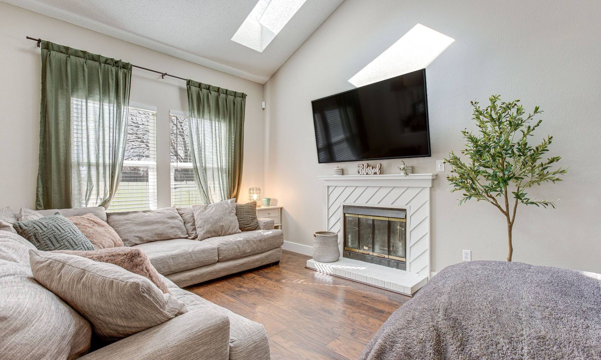 Denver House | 6 Mi to Dtwn: Arvada Home w/Hot Tub & Yard