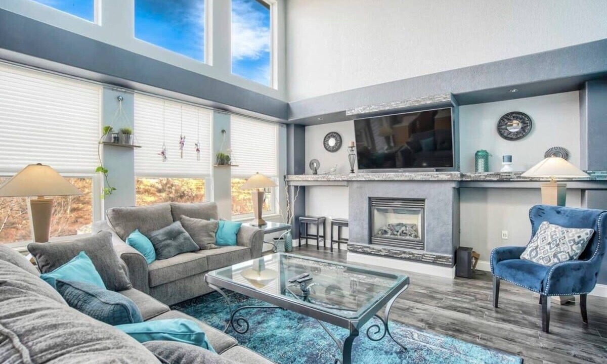 Northeast Colorado Springs House | 6BD Quiet Northside Mountain Views & Parks