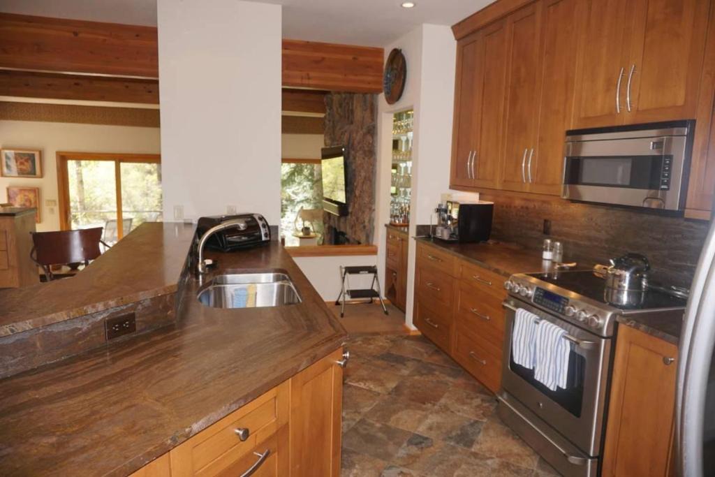 Aspen House | 735 Bleeker St E #735