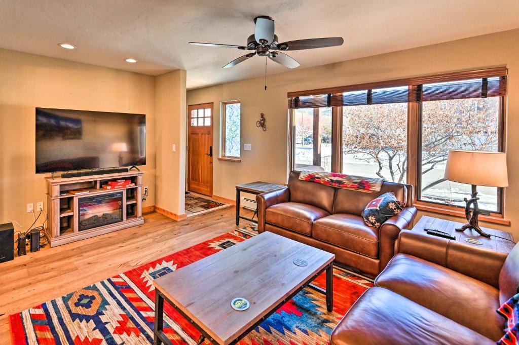 Salida House | 7984 Pet-Friendly Townhome with Grill!
