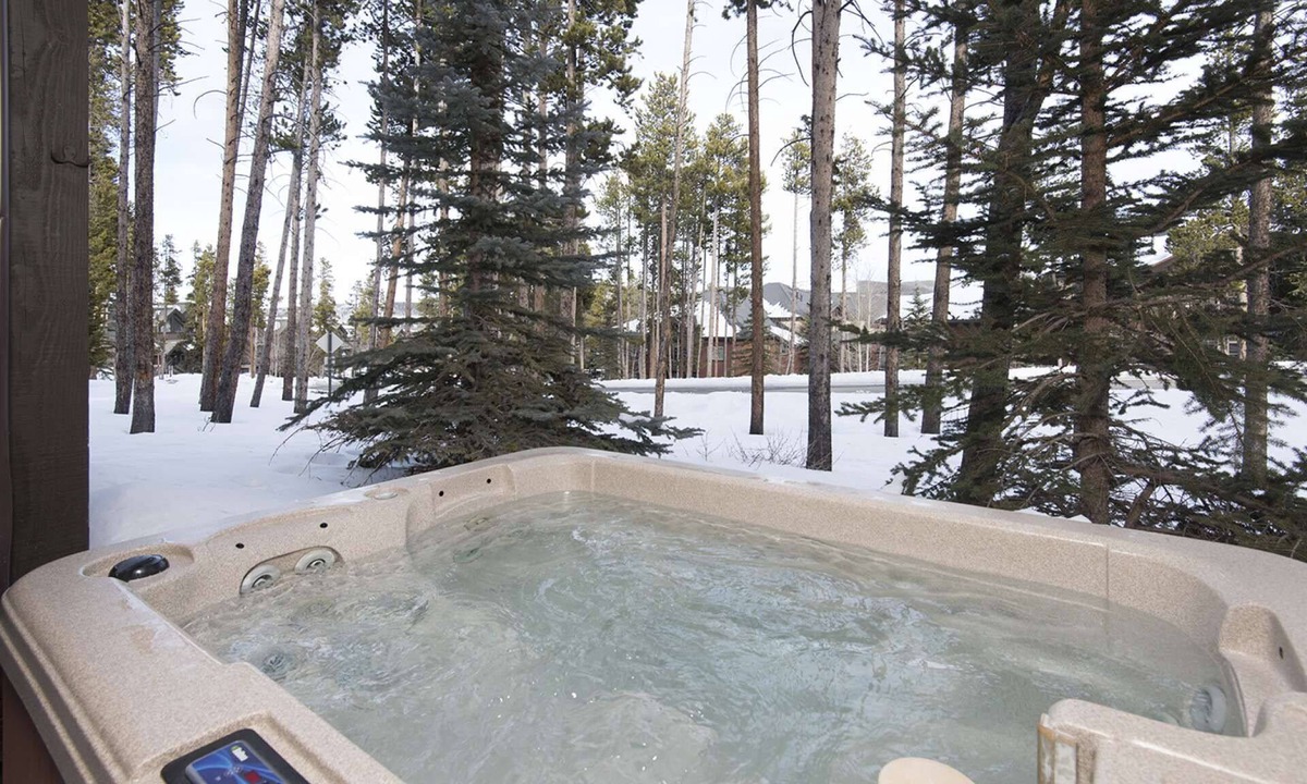 Four O'Clock Condo | 7th Nt FREE!Slide to Slopes|Hot Tub/BBQ/Views! Close to Town, Lift & Shuttle!