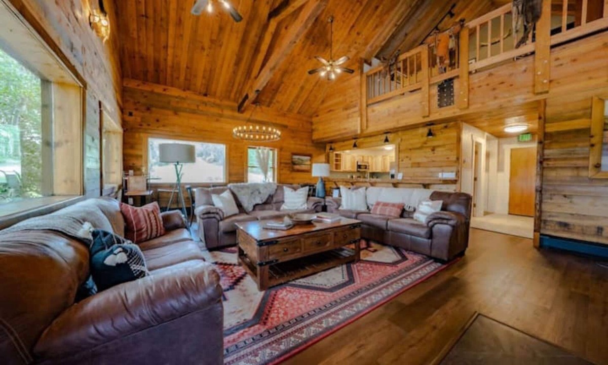 Clark Cabin | 8 bedroom, 10 bathroom (each room has its own private ensuite bathroom) lodge perfect for groups, weddings, family reunions