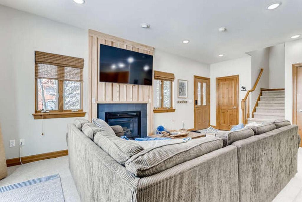The Highlands Apartment | 87 Highland Greens by Book by Owner