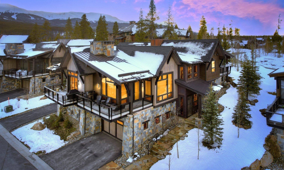 Peak 8 House | A Shock Hill Lavish Mtn. Overlook - 1 min. walk to Gondola at Shock Hill Private Hot Tub