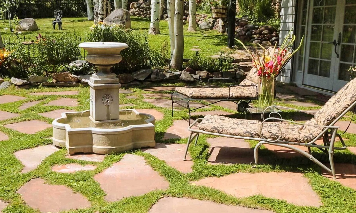 Woody Creek House | A tropical inn on the river