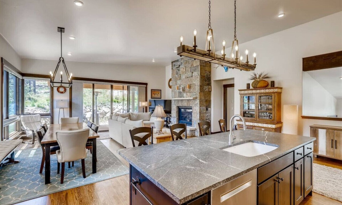Silverthorne House | Adventure Retreat - Luxury Mountain Rental, Pet Friendly