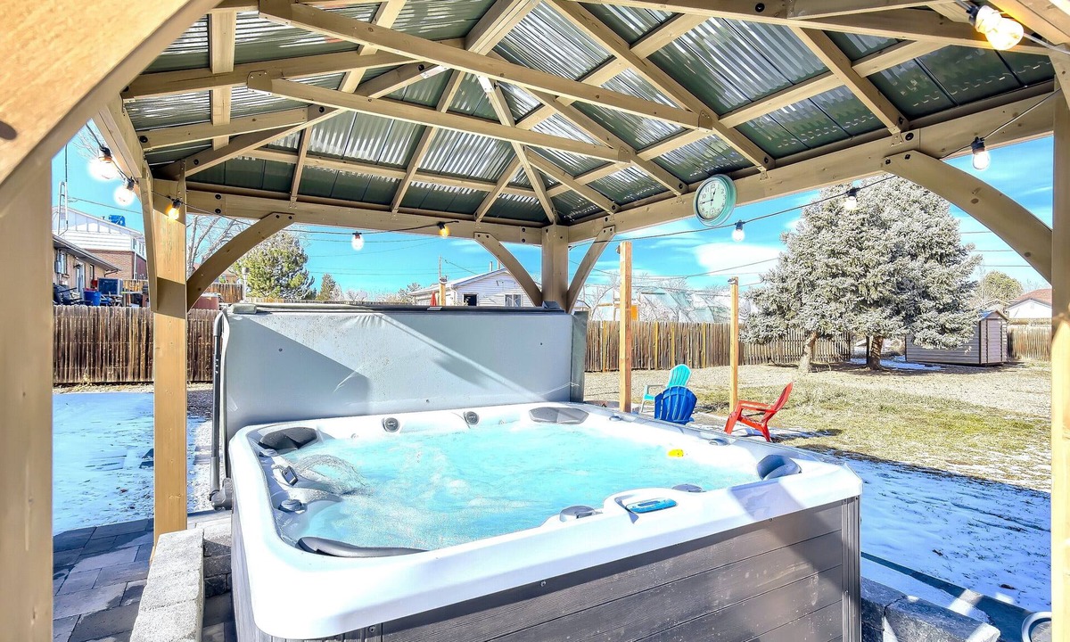 Dupont House | Allow Pets, View of Downtown, 5mins to Waterworld, Game Room, Firepit, Hot Tub