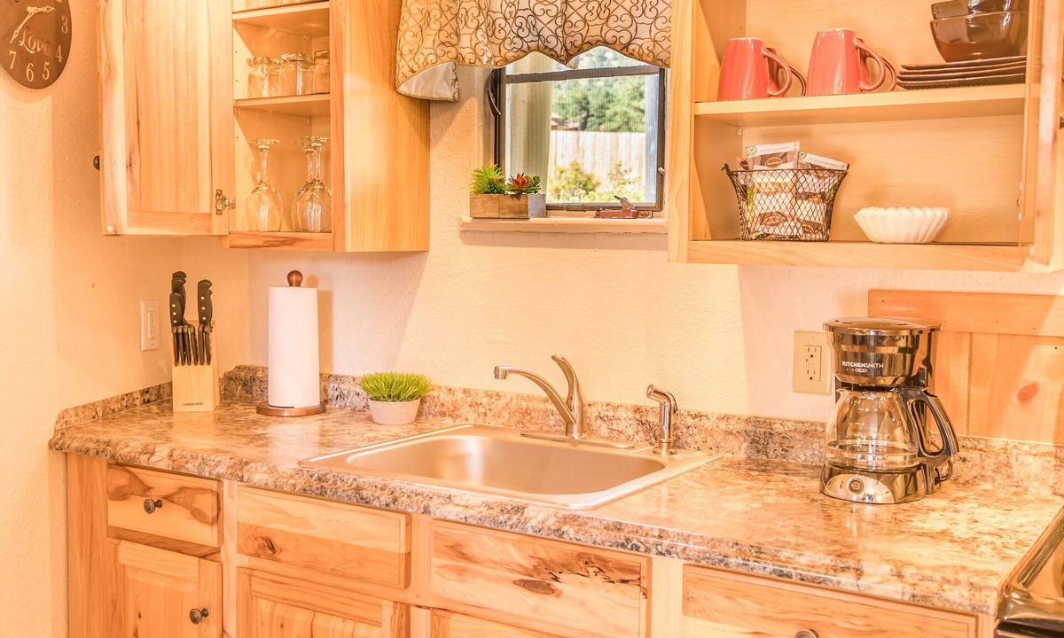 Estes Park House | Alpine Trail Ridge Inn - Western King Suite