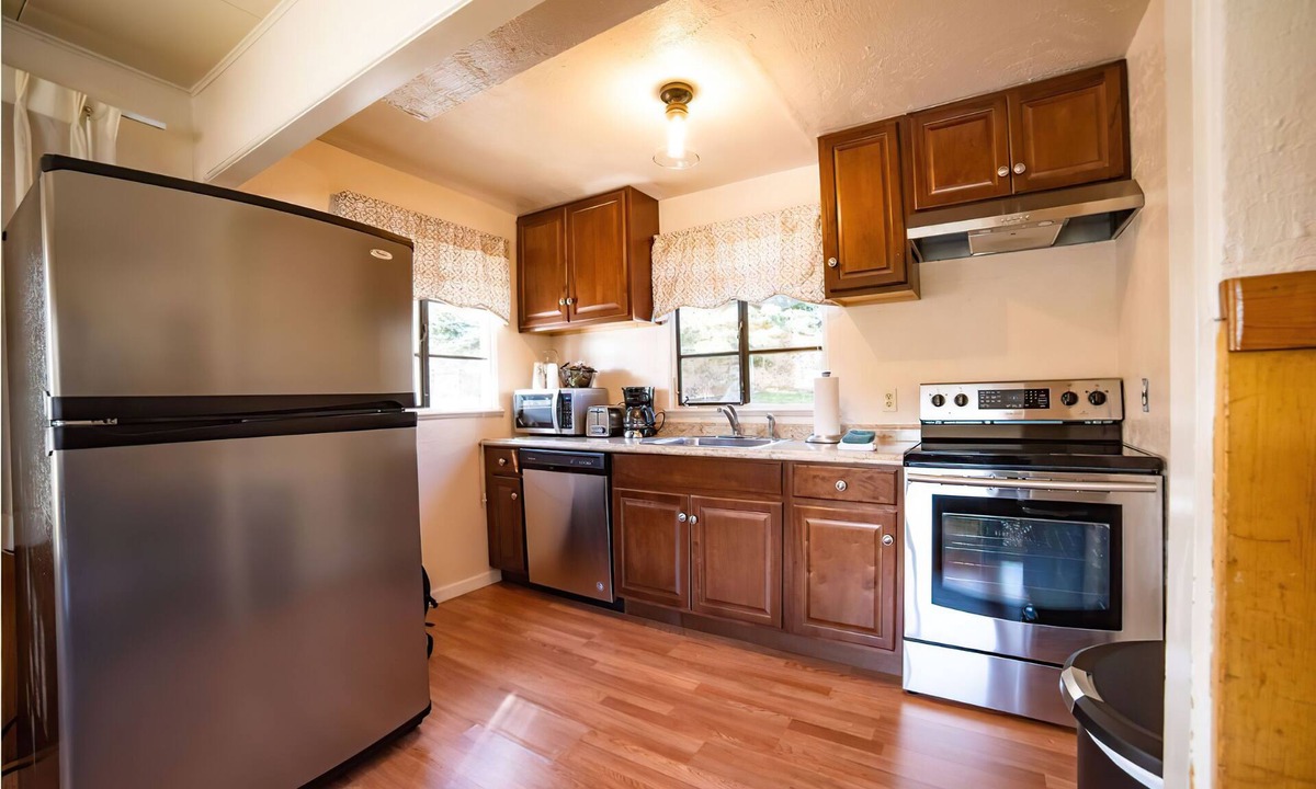 Estes Park House | Alpine Trail Ridge Inn - Kitchen Family Unit