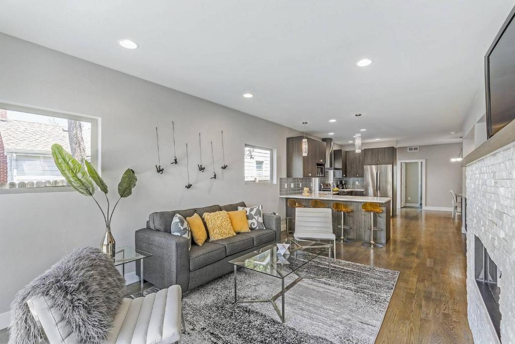 University Bed & Breakfast | Amazing 5BR Home! DU - Walk Everywhere! Sleeps 15!