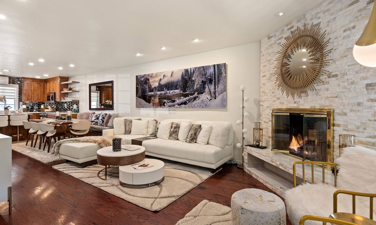 Aspen House | Aspen Core Designer 4 Bdrm, Walk to Everything , Ski Storage, Parking
