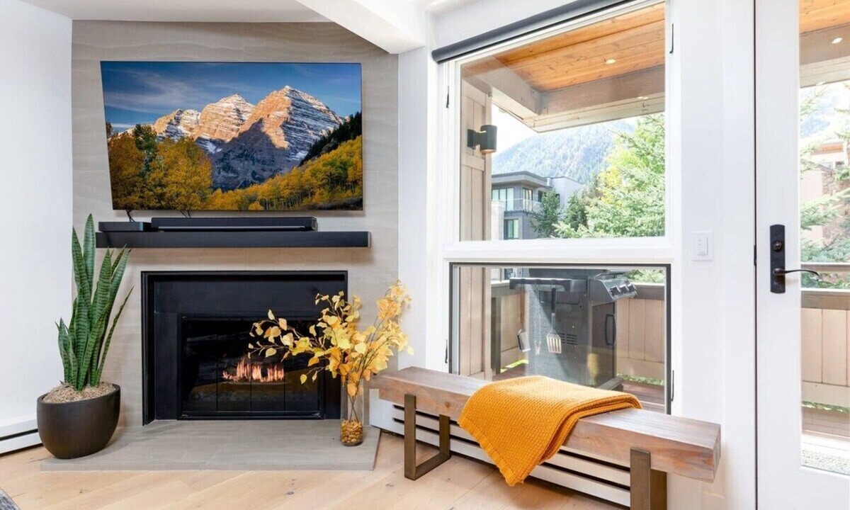 Aspen Apartment | Aspen Core Renovated 2 BR, 2 BA with AC