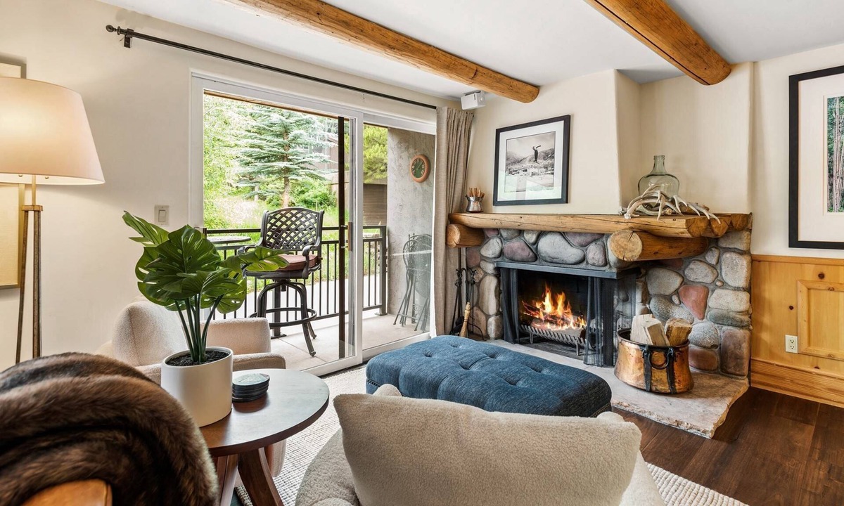 Aspen Condo | Aspen Mtn 1 Block & Downtown 3 Blocks Away! Convenient To Transportation. Parking/Wood FP/Balcony