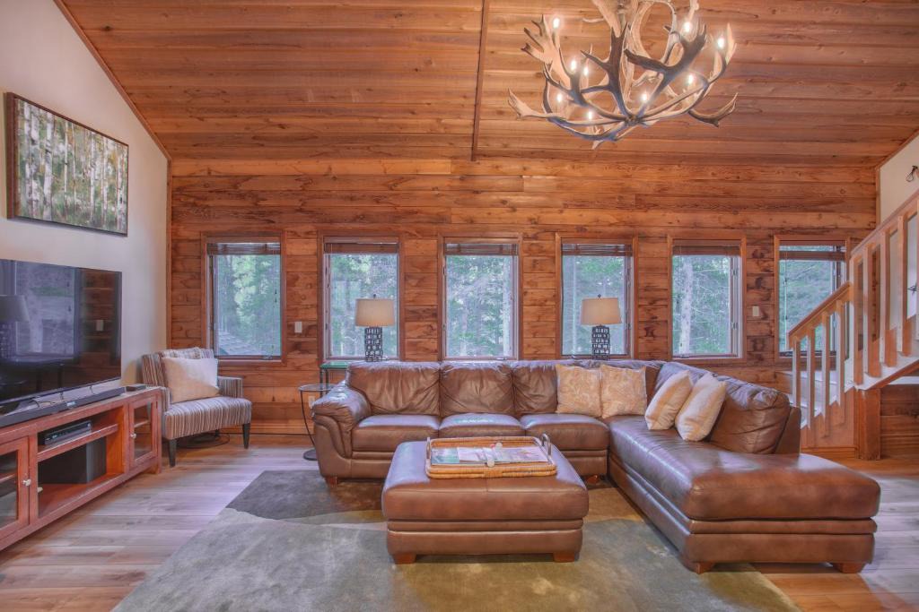 Sunny Slope House | Aspencliffe Home - Peaceful - Spacious - Hot Tub