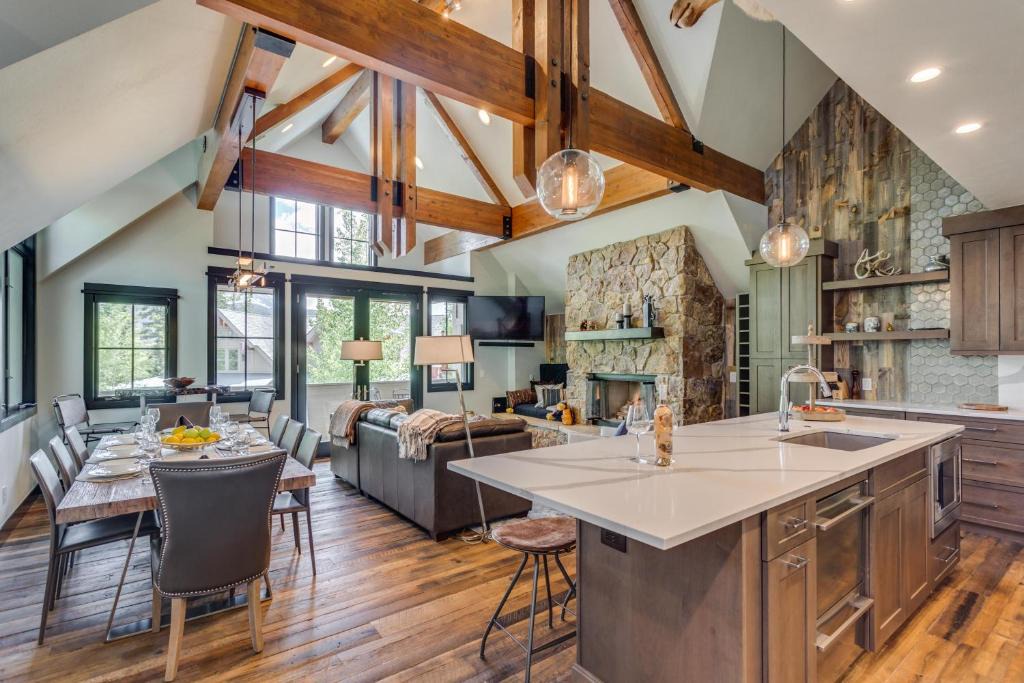 Four O'Clock House | Aussie Elegance at Slopeside