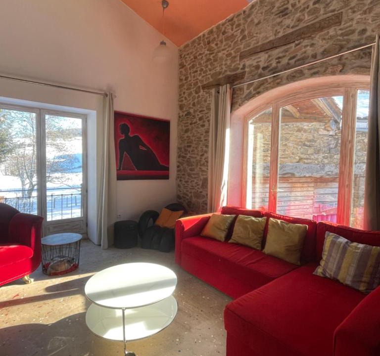 Larajasse House | Authentic & charming dans les Monts du Lyonnais, animaux acceptés