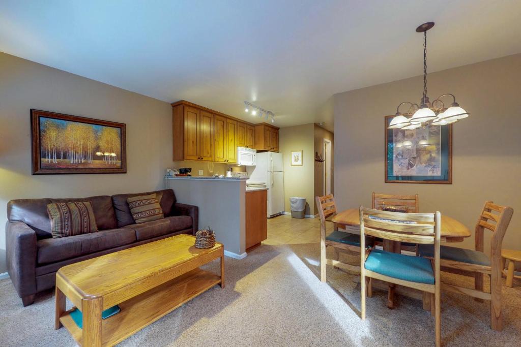 Four O'Clock Apartment | Autumn Foliage 209