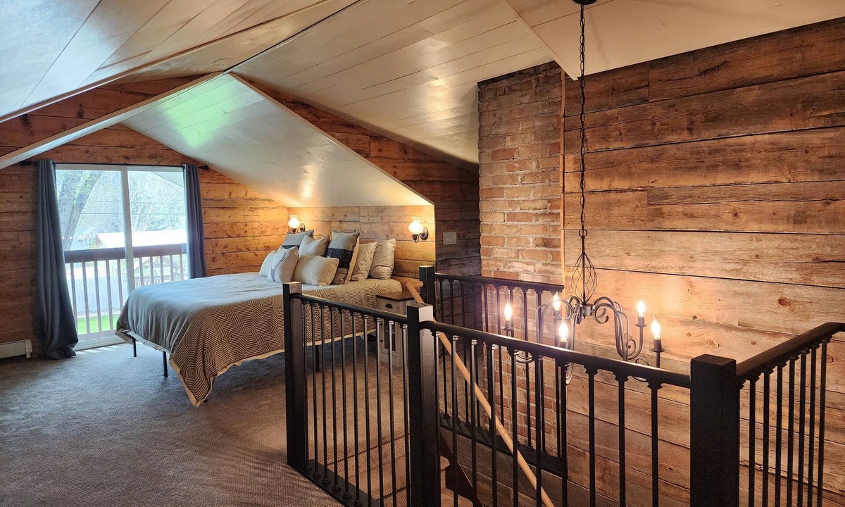 Gypsum House | Beautiful 5 bedroom home w/access to hot tub/pool 25 mins to Glenwood or Vail!