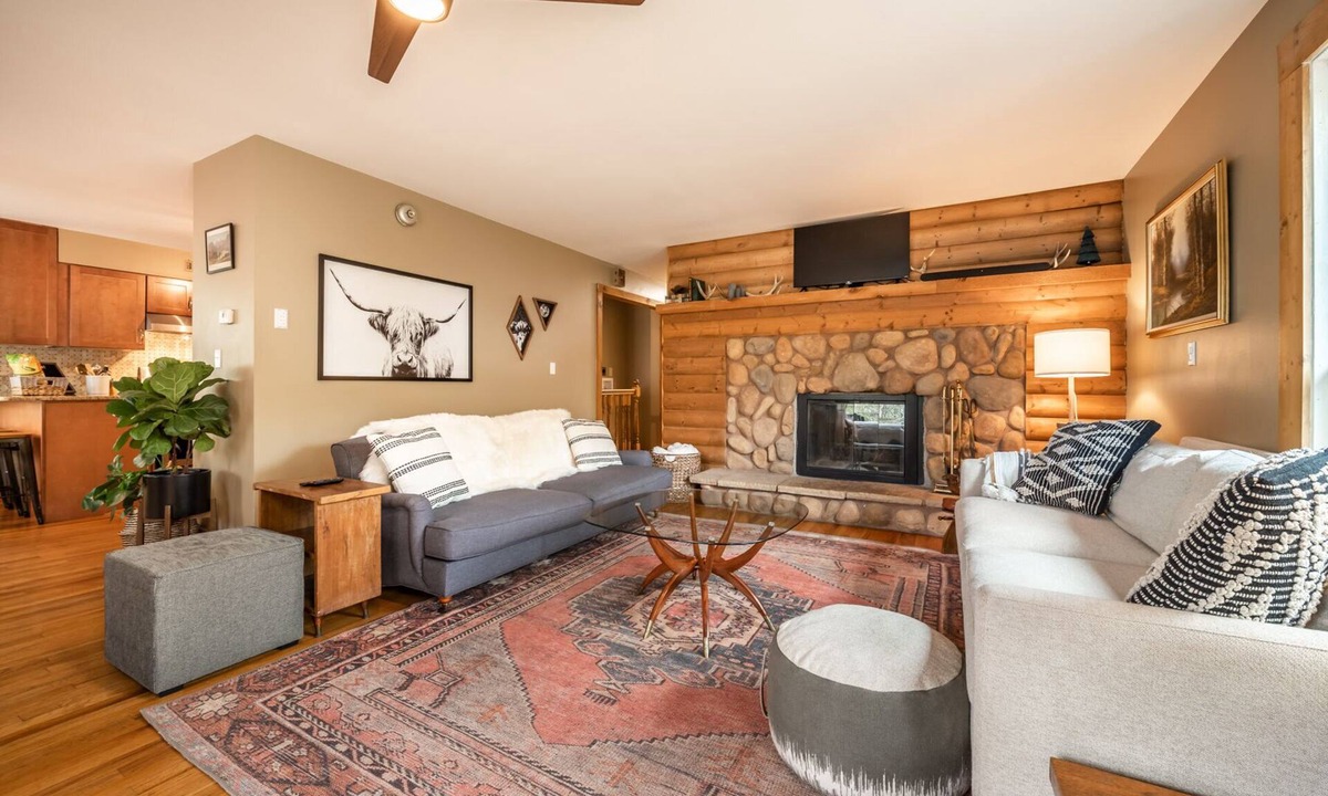 Cascade-Chipita Park House | Beautiful 5 BR Creek-side Cabin Pikes Peak