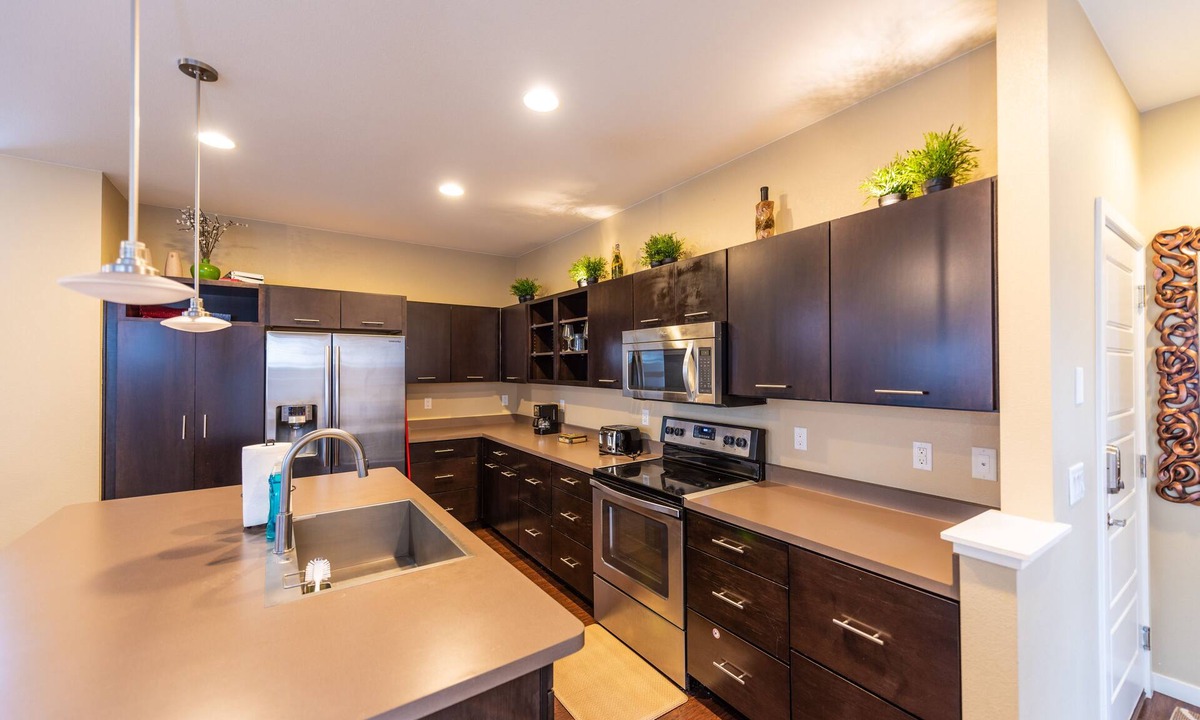 Northridge House | Beautiful Contemporary -3 Level Home@best location