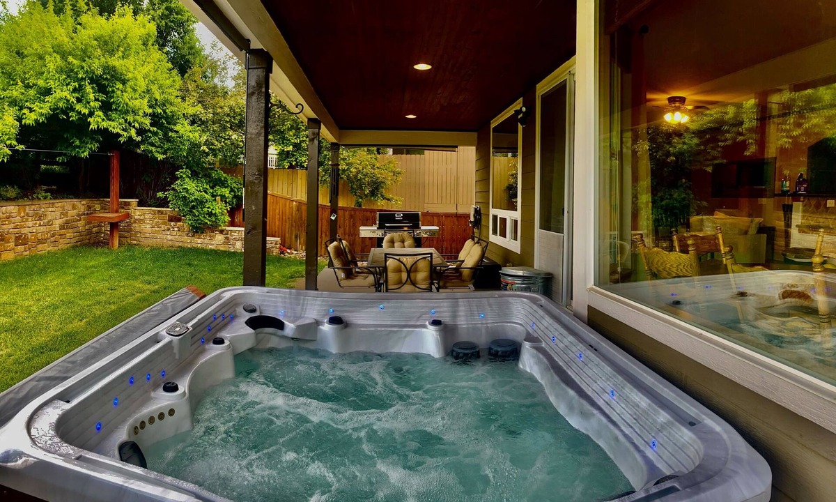Castle Rock House | Beautiful Getaway Sleeps12 + Hot Tub + King Beds + Movie Room + Playground