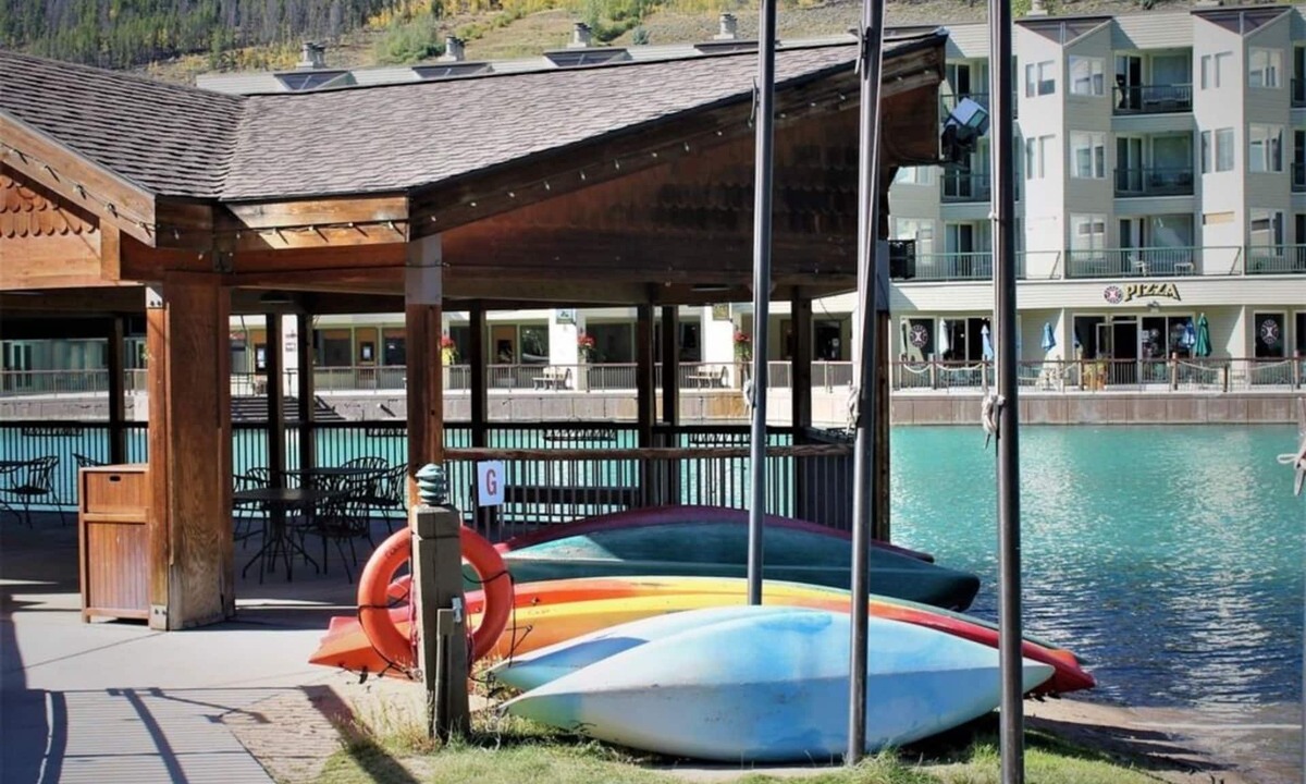Lakeside Village Condo | Beautiful Lakeside Village 4BR condo - shuttle to slopes, mountain views & more!