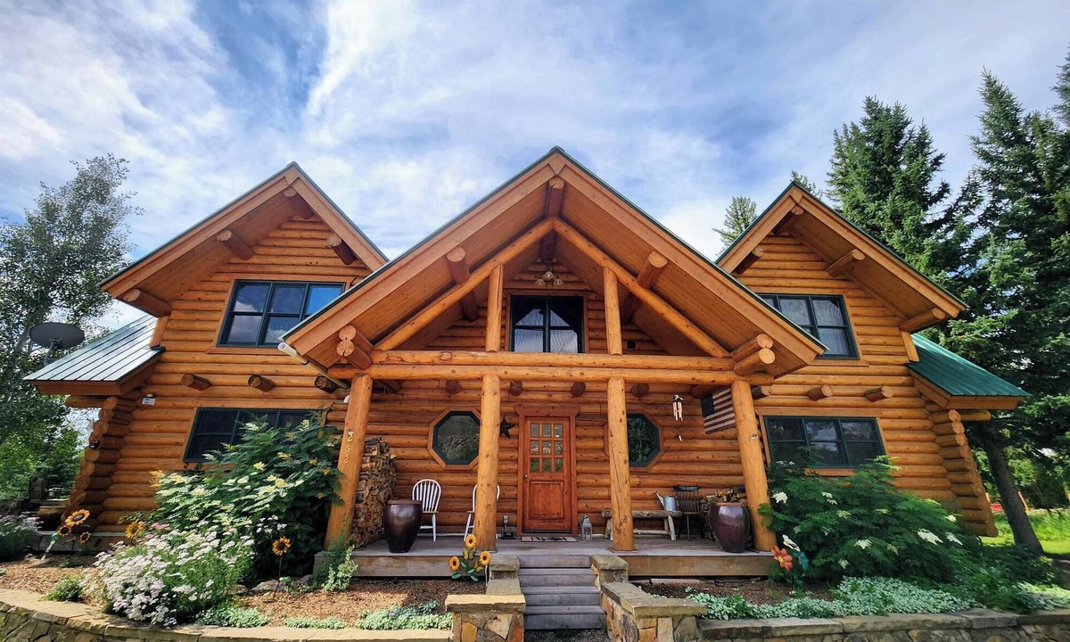 Crested Butte South House | Beautiful log cabin home on the east river! Private hot tub and fishing access!