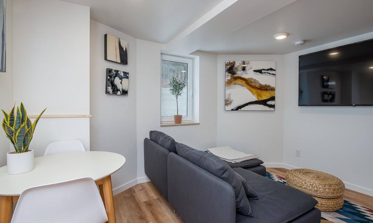 Speer Apartment | Beautiful Modern Apartment in Central Denver